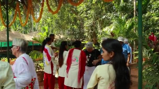 Goa, Indien - 14 februari 2020: Sahakar Spice Plantation Personal hälsar gäster genom att strö dem med blomblad — Stockvideo