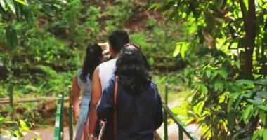 Goa, Hindistan - 14 Şubat 2020: Sahakar Baharat Çiftliğini Ziyaret Eden İnsanlar. Ormanda Yürüyen İnsanlar.
