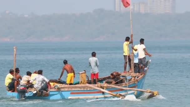 Goa, India - 12 februari 2020: Vissers in Boot Trekken Visnet — Stockvideo