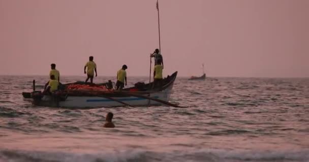 Goa, India - 10 лютого 2020: Fishermen In Boat Pulling Fishing Net At Sunset — стокове відео