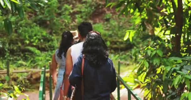 Goa, India - 14 de febrero de 2020: Personas Turistas que visitan la plantación de especias Sahakar. Gente caminando por la selva. — Vídeos de Stock