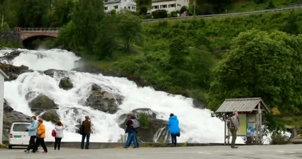 Hellesylt, Norwegen - 17. Juni 2019: Wandertouristen besuchen Wasserfall Hellesyltfossen im Frühling — Stockvideo