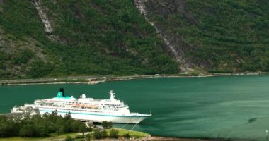 Eidfjord, Hardangerfjord, Norveç - 13 Haziran 2019: Turistik Gemi ya da Feribot Gemisi Yaz Gününde Limana Yaklaştı. Ünlü Norveç tarihi ve Popüler Varış Yeri 'nin havadan görünüşü. Uzaklaştır