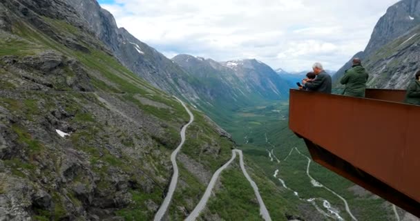 Trollstigen, Andalsnes, Noruega - 19 de junio de 2019: Personas Turistas Caminando Visitando la Plataforma de Visitas Cerca de Famosos Monumentos Noruegos y Destinos Populares. Ruta del Condado de Norwegian 63 — Vídeos de Stock