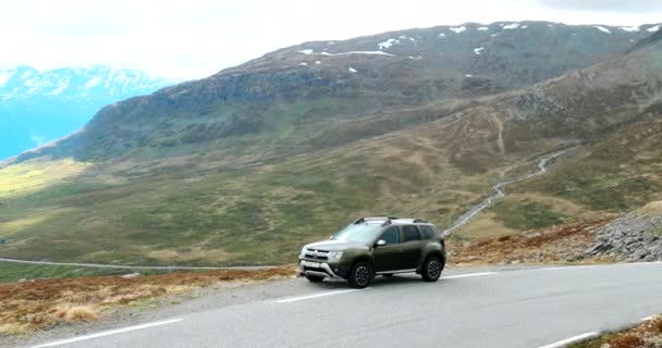 Aurlandsfjellet, Norsko - 13. června 2019: Car Renault Duster SUV zaparkované poblíž Aurlandsfjellet Scenic Route Road — Stock video
