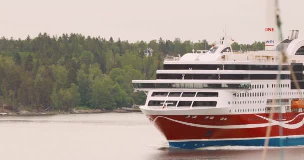 Стокгольм, Швеция - 11 июня 2019 года: Туристический паромный катер Viking Line Liner Floating Near Islands Harbour In Summer Day — стоковое видео