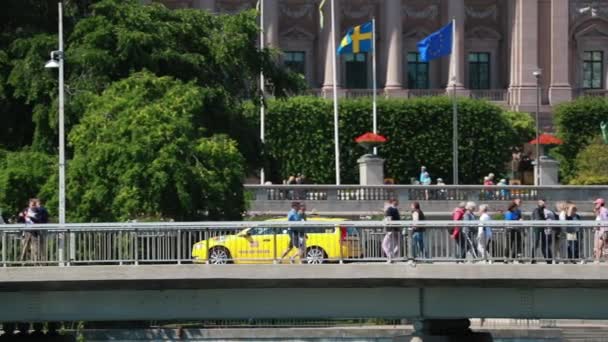 瑞典斯德哥尔摩- 2019年6月28日：黄色出租车在Gamla Stan附近的街上行驶 — 图库视频影像