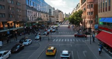 Stockholm, İsveç - 28 Haziran 2019: Vasagatan Caddesinde trafik. 4K