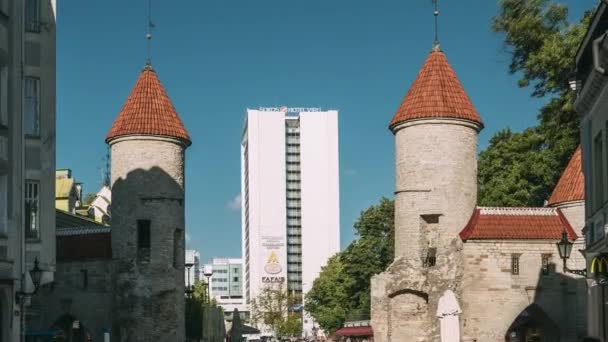 Tallinn, Estonia - 1 luglio 2019: persone che camminano vicino alla famosa Porta Viru nella Sunny Summer Evening. Famoso punto di riferimento e luogo popolare. Destinazione Scenic. — Video Stock