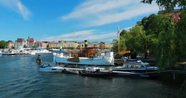 Stockholm, Svédország - június 28, 2019: Városnézés Pleasure Boat Moored Near Embankment. Népszerű Destination Scenic Place. 4K — Stock videók