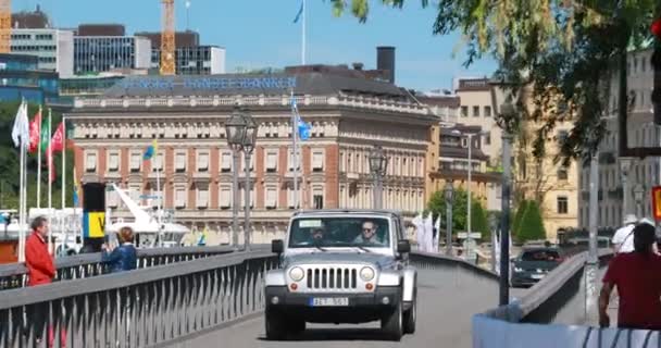 Stockholm, Zweden - 28 juni 2019: Traffic On Famous Skeppsholmsbron - Skeppsholm Bridge. Populaire plaats, oriëntatiepunt en bestemming in Stockholm, Zweden. 4K — Stockvideo