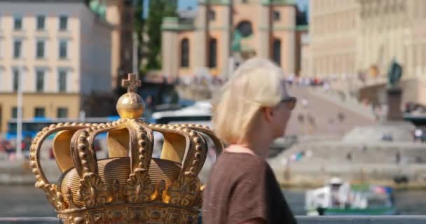 Estocolmo, Suecia - 28 de junio de 2019: Joven mujer caucásica viajera turística caminando por el famoso puente Skeppsholmsbron-Skeppsholm. Lugar popular, hito y destino en Estocolmo, Suecia. 4K — Vídeos de Stock