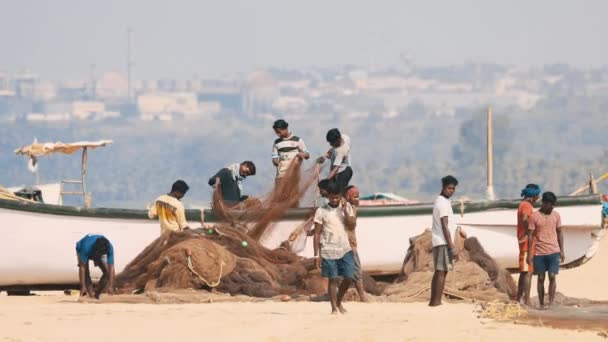 Goa, Índia - 12 de fevereiro de 2020: Redes de empilhamento de pescadores na costa. — Vídeo de Stock