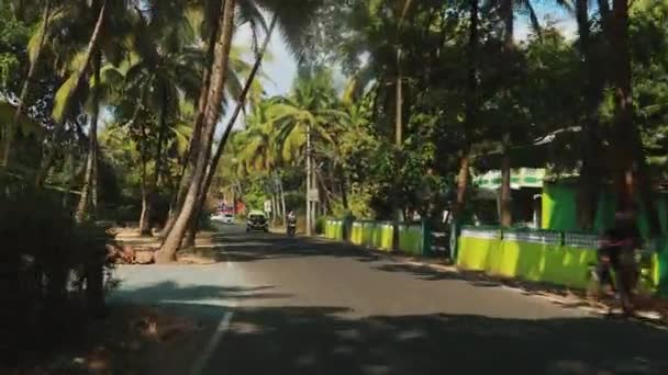 Goa, Indie - 14 lutego 2020: Samochodem na drodze indyjskiej. FPV — Wideo stockowe