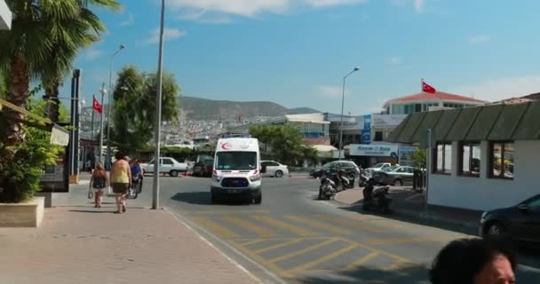 Kusadasi, provincia de Aydin, Turquía - 9 de septiembre de 2019: Moverse con sirena ambulancia de emergencia Reanimación Van Car On Street. Sistema de luces de emergencia Els activado. — Vídeos de Stock