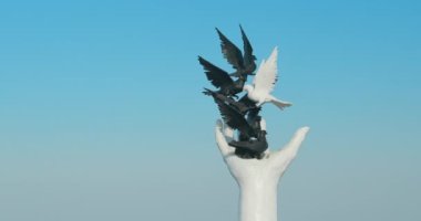 Kusadasi, Aydın İli, Türkiye - 9 Eylül 2019: Güneşli Yaz Gününde Rıhtımda Barış Elçisi Anıtı. Ege Sahili, Türkiye 'de El Heykeli Manzarası