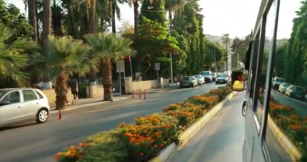 Kusadasi, provincie Aydin, Turkije - 9 september 2019: Reis met de auto van Mininus Van Car. FPV — Stockvideo