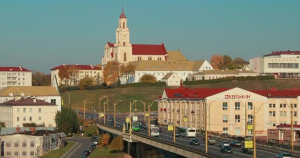グロドノ,ベラルーシ- 2019年10月16日:夏の晴れた日のベルナルダン修道院の眺め — ストック動画