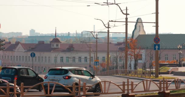 Grodno, Bělorusko - 16. října 2019: Dopravní zácpa za slunečného dne. — Stock video