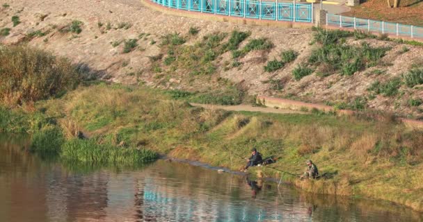 Grodno, Bielorrusia - 16 de octubre de 2019: Hombres pescando cerca del río Neman — Vídeos de Stock