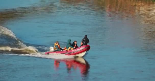 Grodno, Bielorrusia - 16 de octubre de 2019: Salvadores del Ministerio de Situaciones de Emergencia embarcan de servicio en el agua del río Neman — Vídeos de Stock