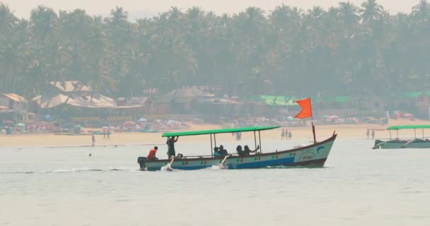Canacona, Goa, India - February 16, 2020: Sightseeing Boat With Tourists Floating Near Sea Coast Palolem Beach — Stock Video