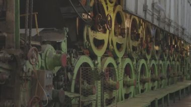Eski İmalat Ekipmanı Kağıt Fabrikası 'nda Kağıt Kağıtları Üretiyor. Ekipman. Kağıt Üretimi. kanon günlüğü, c günlük kaydı, tıkanma, c günlük kaydı, derecelendirilmemiş