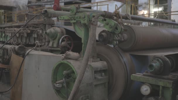 Old Manufactoring equipment Produce Paper Machine Shafts At Paper Mill. equipment. Paper Production. canon log, c log, clog, c-log, ungraded — Stock Video