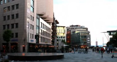 Oslo, Norveç - 23 Haziran 2019: Aker Brygge Bölgesi 'nde Çok katlı Konutların yakınında Yürüyen İnsanlar Yaz Akşamı. Ünlü ve popüler bir yer. 4 bin. Panorama, Panoramik Görünüm