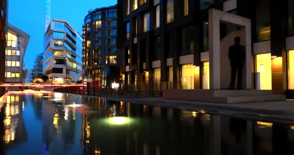 Oslo, Norsko. Night View Nábřeží a obytné vícepodlažní domy v okrese Tjuvholmen. Letní večer. Obytná oblast se odráží v mořských vodách. 4K. — Stock video