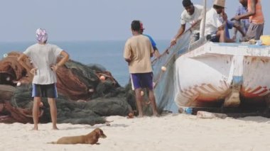 Arossim, Goa, Hindistan - 18 Şubat 2020: Balıkçılar Kayıkta Ağları Yığıyor.