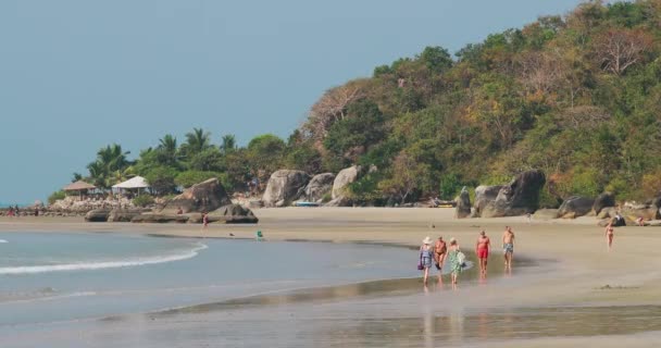 Canacona, Goa, India - February 16, 2020: People Resting On Palolem Beach At Sunny Summer Day Under Blue Sky. — Stock Video
