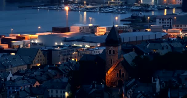 挪威阿莱森德- 2019年6月21日：阿莱森德天际线城市景观。夜光历史中心。著名的挪威地标和受欢迎的目的地。顶视图。古老的Alesund教堂 — 图库视频影像