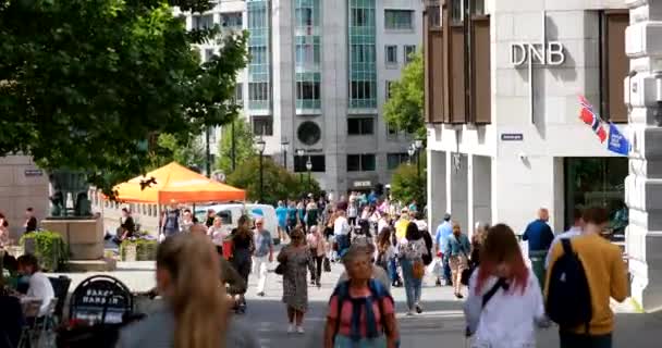 Oslo, Norwegia - 24 czerwca 2019: Ludzie spacerujący ulicą Lille Grensen w letni słoneczny dzień. 4K — Wideo stockowe