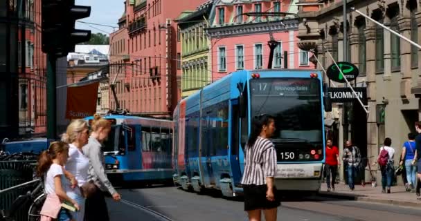 Oslo, Noorwegen - 24 juni 2019: Blue Public Trams In de zomer Kristian IV 's gate Street And Grensen Street In Sunny Summer Day. 4K Stockvideo