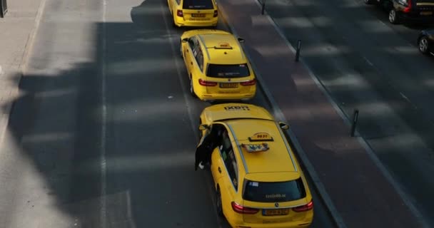 瑞典斯德哥尔摩- 2019年6月28日：黄色出租车在斯德哥尔摩中央车站附近的街道上停放。Stockholms中央车站。4K — 图库视频影像