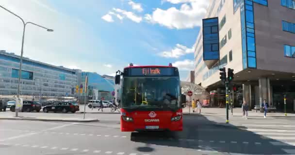 Estocolmo, Suecia - 28 de julio de 2019: Bus Moving On Stockholm City Center Street. Vista superior. 4K — Vídeos de Stock