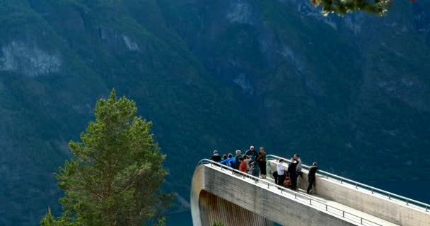 Aurlandsvangen, Noruega - 13 de junio de 2019: Turistas visitan el mirador de Stegastein en el fiordo de Sogn y Fjordane. Increíble vista panorámica de verano de Sogn Og Fjordane. Famoso hito Destino popular — Vídeos de Stock