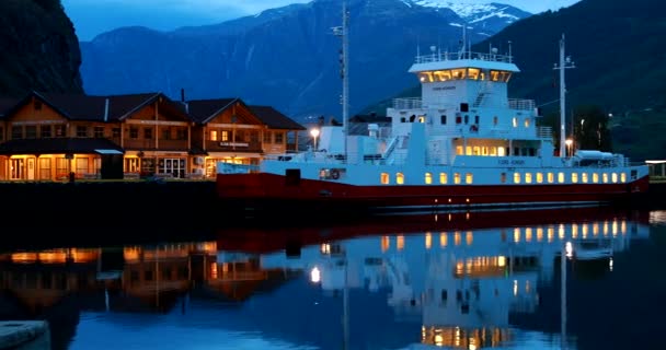 Flam, Noruega - 15 de junio de 2019: Barco turístico amarrado cerca del amarre en el puerto de Sognefjord. Noche de verano. El fiordo noruego más largo y profundo. Famoso monumento natural noruego y destino popular. 4K — Vídeos de Stock