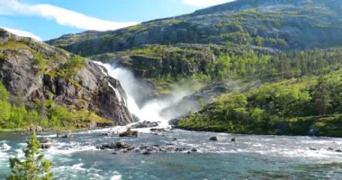 Kinsarvik, Hordaland, Norveç. Şelale Nykkjesfossen, Hardangervidda Dağı Platosu 'nda. Bahar Güneşi Günü. 49 metre yüksekliğinde, Norveç 'in ünlü simgesi ve Popüler Varış Yeri. Uzaklaştır