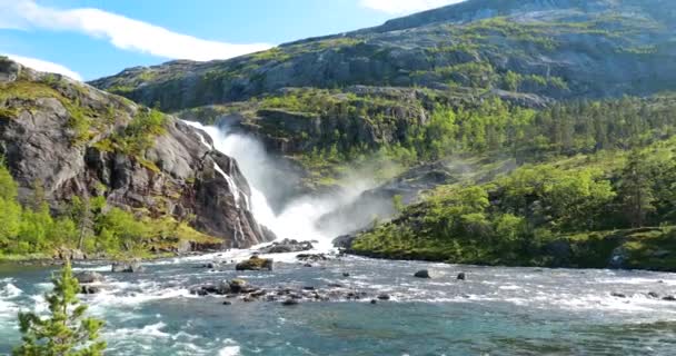 Кинсарвик, Хордаланд, Норвегия. Водопад Nykkjesoyfossen In Hardangervidda Mountain Plateau. Весенний солнечный день. Высота 49 м. Знаменитая норвежская достопримечательность и популярное место назначения. Zoom Out — стоковое видео