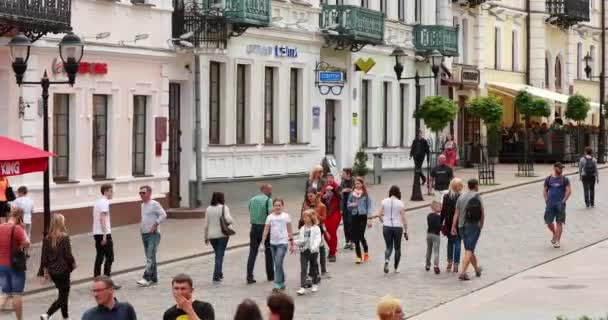 白俄罗斯格罗德诺- 2017年6月10日：人们在夏日漫步在苏维埃斯卡亚街 — 图库视频影像