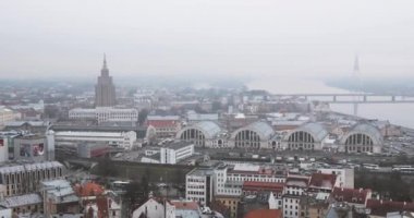 Tallinn, Estonya - 19 Aralık 2017: Misty Rainy Day 'de Top View City. Letonya Bilim Akademisi, Otobüs İstasyonu Riga Uluslararası Teknik Direktör Terminali ve Riga Merkez Pazarı.