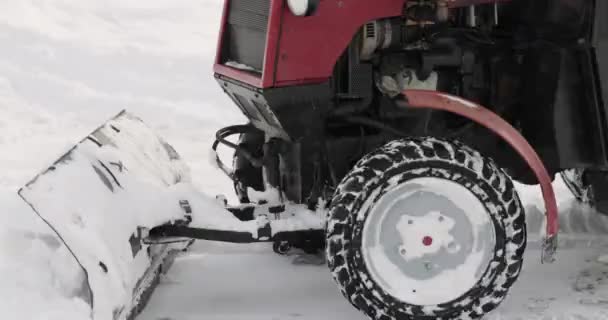 Gomel, Biélorussie - 2 mars 2018 : Tracteur nettoyant la neige en hiver Journée de tempête de neige enneigée en ville. Véhicule de service d'hiver au travail. Véhicule d'enlèvement de neige. Ensemble — Video