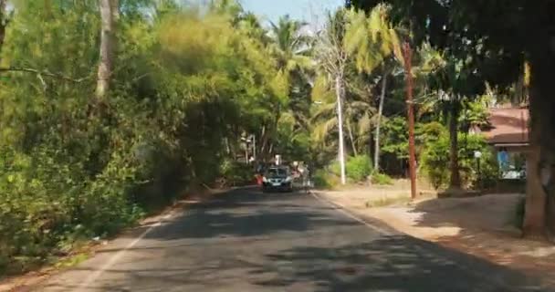 Goa, Indie - 10 lutego 2020: Samochodem na drodze indyjskiej. FPV — Wideo stockowe