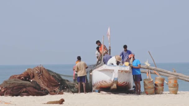 Arossim, Goa, India - 18 de febrero de 2020: Pescadores apilan redes en la costa en barco. — Vídeo de stock