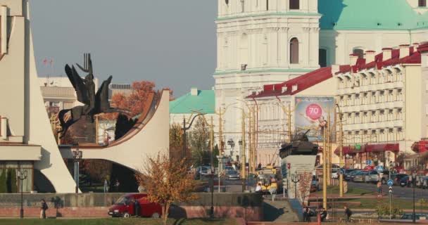 Grodno, Bělorusko - 16. října 2019: Oblastní divadlo Grodno a katedrála sv. Františka Xaviera. Provoz za slunečného dne. — Stock video