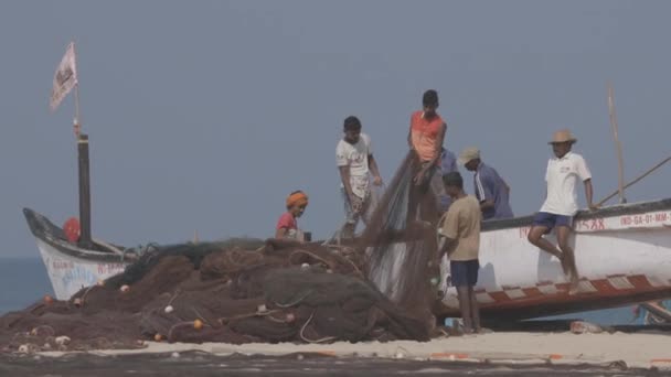 Arossim, Goa, India - 18 februari 2020: Vissers stapelen netten aan wal. Mensen werken aan de zeekust. 4K, ongesorteerd, Canon, C-LOG — Stockvideo