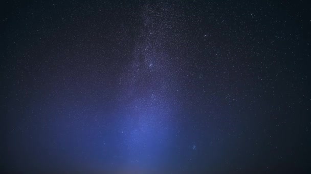 Niebieska sceneria Tło Noc Gwiaździste niebo Świecące gwiazdy. Malowniczy blask gwiazd nieba i galaktyki Drogi Mlecznej. 4K. Tło naturalne — Wideo stockowe