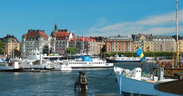 Stoccolma, Svezia - 28 giugno 2019: Sightseeing Pleasure Boat Moored Near Embankment. Destinazione popolare Scenic Place. 4K — Video Stock